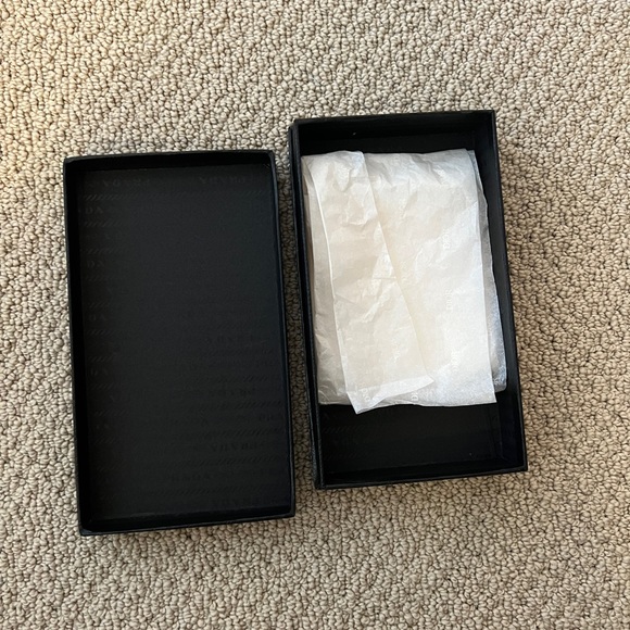 Small Prada box - Picture 2 of 3